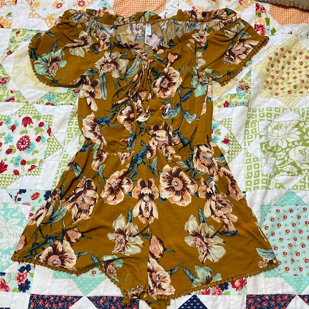 Size XS  Xhilaration floral romper will fit up to S/M